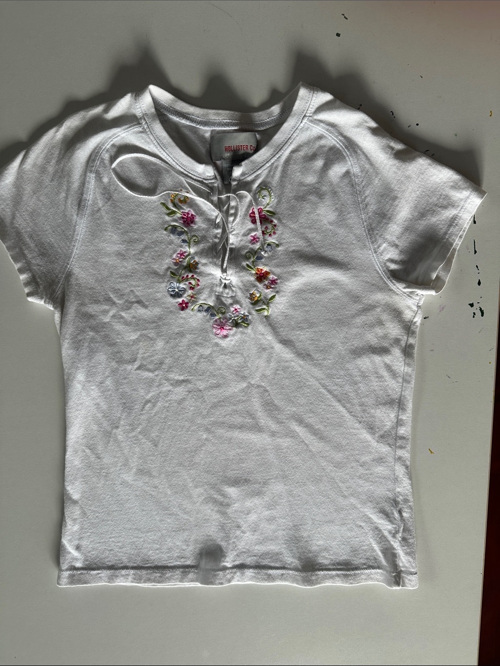 Hollister White Short-Sleeve Tee with Embroidered Floral Front
